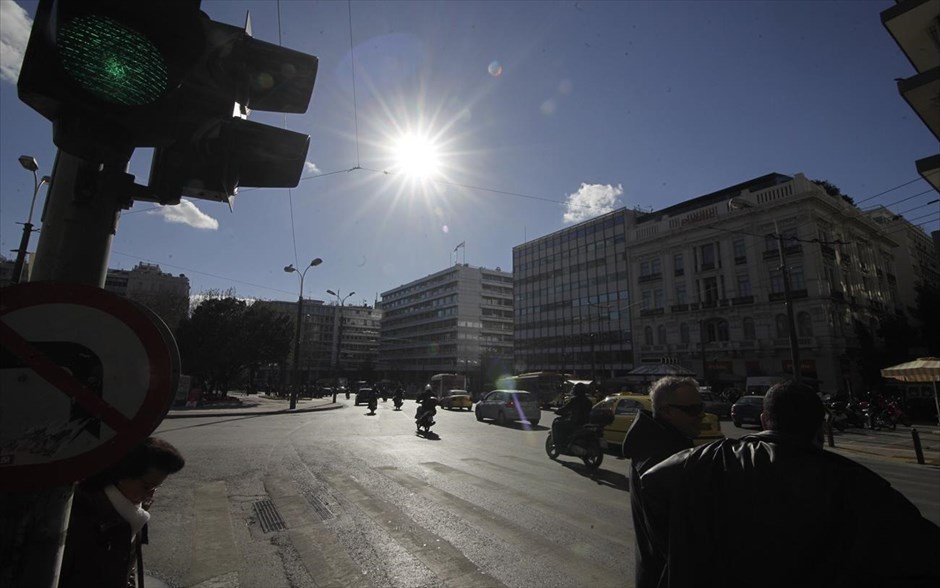 Στιγμιότυπο από το κέντρο της Αθήνας. Στιγμιότυπο από την πλατεία Συντάγματος.