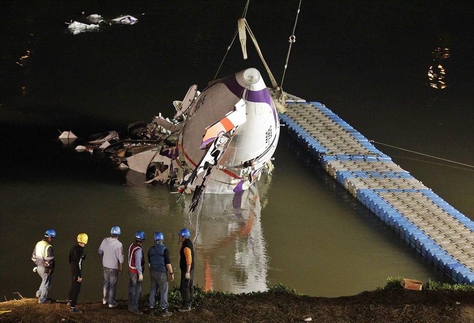 Ταϊβάν - Πτώση αεροπλάνου της TransAsia Airways σε ποτάμι. Συντρίμμια του αεροσκάφους της TransAsia Airways, ανασύρονται από το ποτάμι.