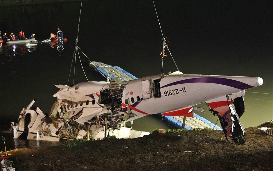 Ταϊβάν - Πτώση αεροπλάνου της TransAsia Airways σε ποτάμι. 