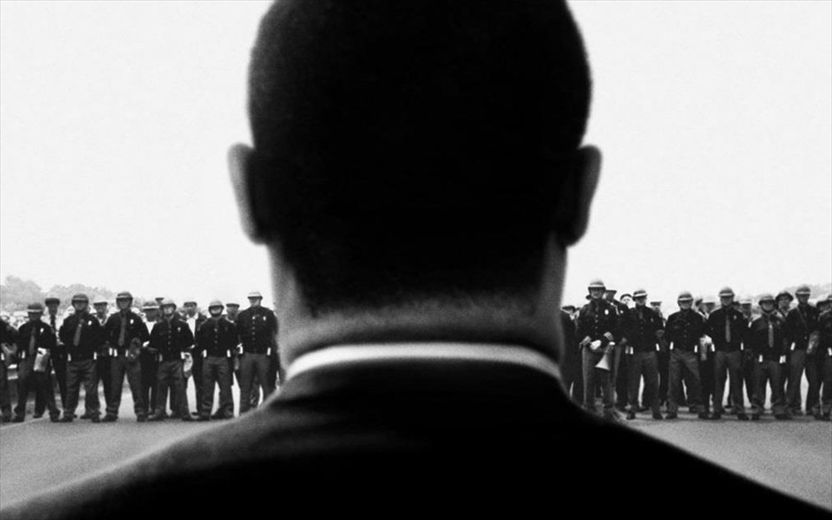  «Selma». Στην ταινία «Selma» μας μεταφέρει στη δεκαετία του ’60, παρουσιάζοντας τους αγώνες του Μάρτιν Λούθερ Κινγκ και την πορεία διαμαρτυρίας, που οργάνωσε από την πόλη Σέλμα ως την Αλαμπάμα.