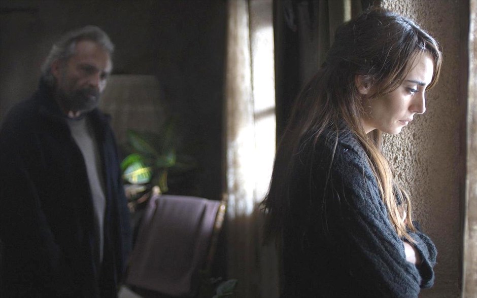  «Χειμερία νάρκη». Στην «Χειμερία νάρκη» ένας πάμπλουτος πρώην ηθοποιός λειτουργεί ένα μικρό ξενοδοχείο, όπου ζει απομονωμένος με τη γυναίκα και την αδελφή του, χωρίς να έχει καμία επαφή με την πραγματική ζωή και τις δυσκολίες των ανθρώπων γύρω του.