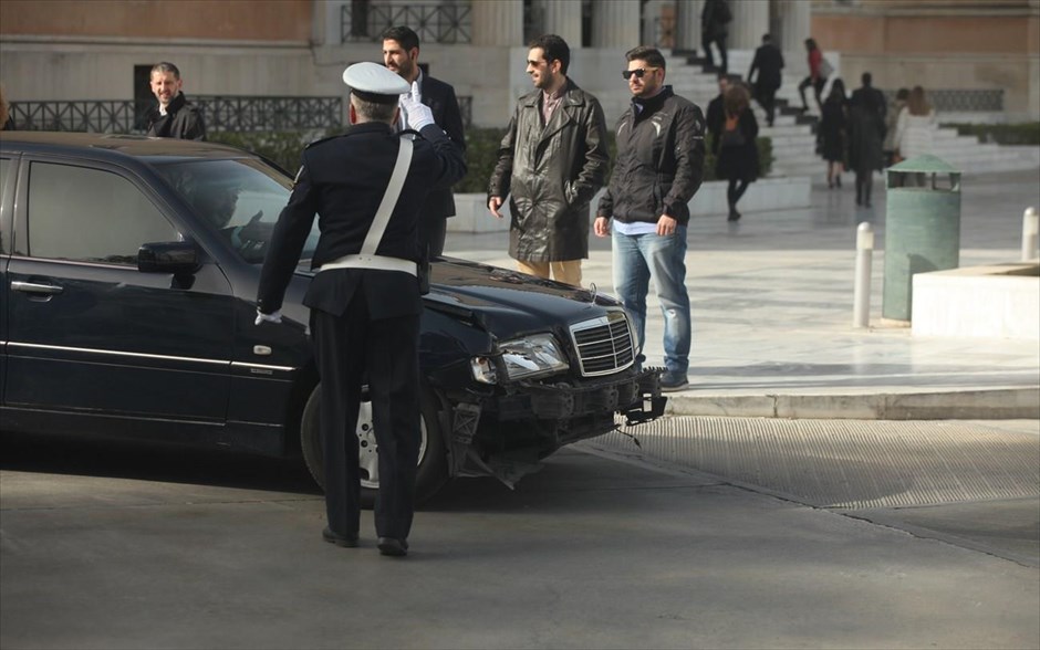 Βουλή - Ορκωμοσία - Τροχαίο στο προαύλιο . Τροχαίο σημειώθηκε στον προαύλιο χώρο της Βουλής με αυτοκίνητο της Αρχιεπισκοπής Αθηνών.