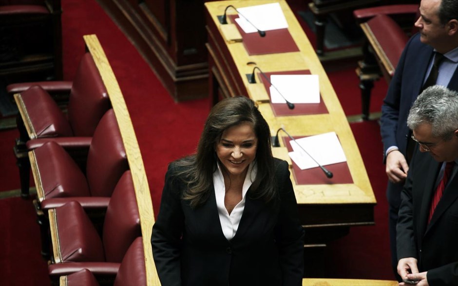 Βουλή - Ορκωμοσία - Μπακογιάννη. Η βουλευτής της Ν.Δ. Ντόρα Μπακογιάννη.