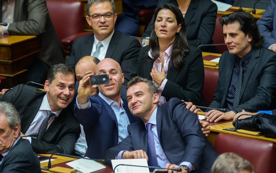 Βουλή - Ορκωμοσία. «Selfies» για τους βουλευτές του Ποταμιού.