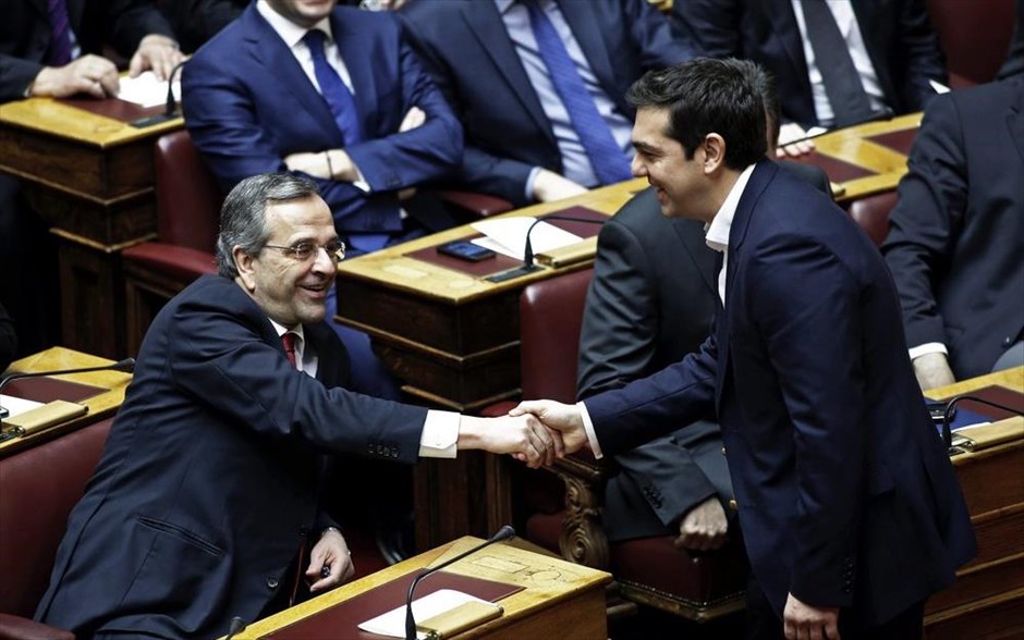 Βουλή - Ορκωμοσία - Τσίπρας - Σαμαράς . Ο πρωθυπουργός Αλέξης Τσίπρας ανταλλάσσει χειραψία με τον αρχηγό της αξιωματικής αντιπολίτευσης Αντ. Σαμαρά.