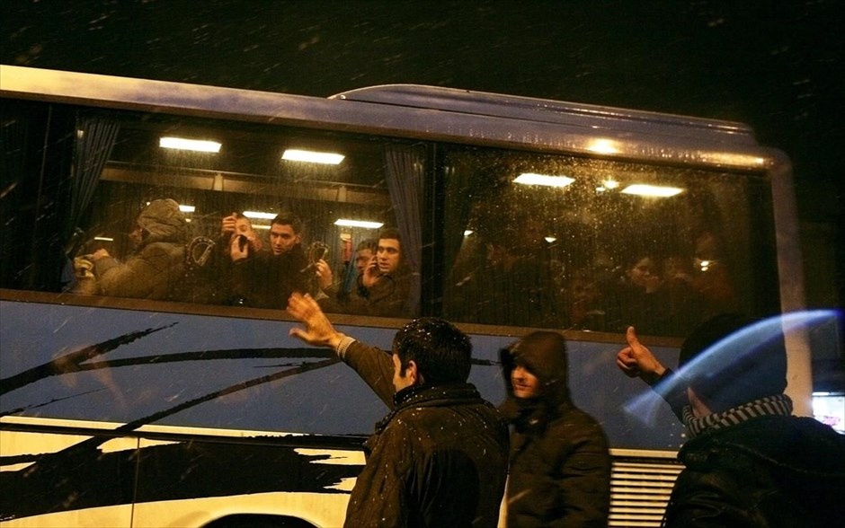 Κόσοβο - πρόσφυγες. Κοσοβάροι αποχαιρετούν συγγενείς και φίλους με την ελπίδα να καταφέρουν να εισέλθουν στην Ε.Ε. μέσω της Σερβίας.