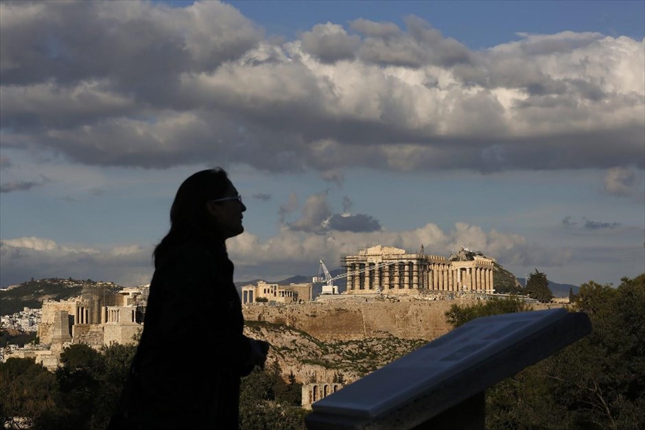 Βόλτα στου Φιλοπάππου. Μια γυναίκα περπατά στον λόφο του Φιλοπάππου, με την Ακρόπολη να διακρίνεται στο φόντο.