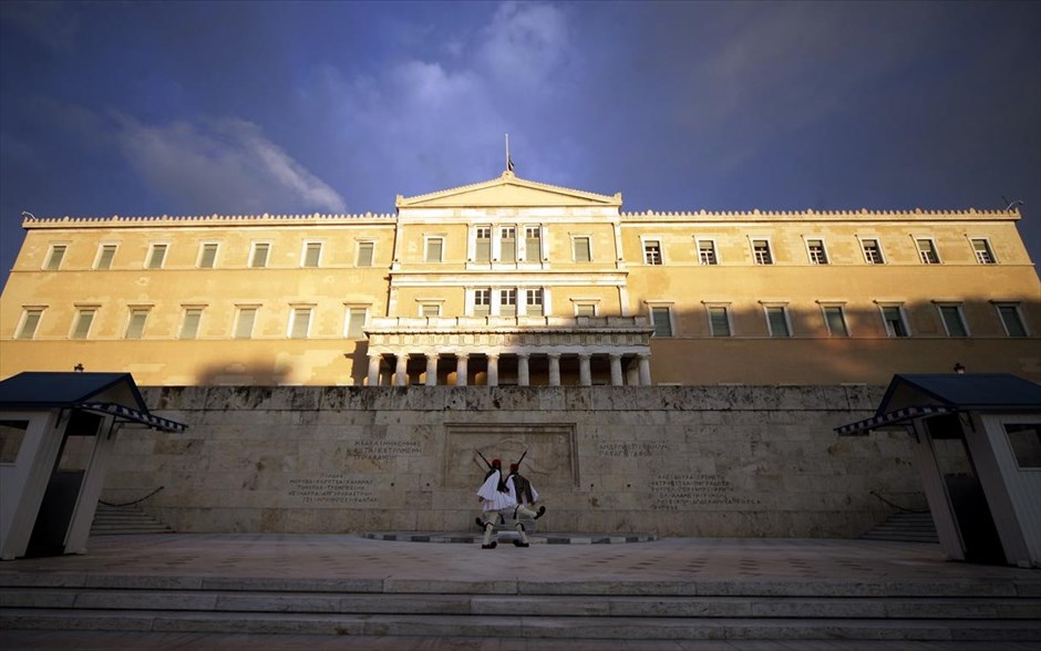 Βουλή - Κτήριο . Το κτήριο της Βουλής, λίγο πριν την ανάγνωση των προγραμματικών δηλώσεων από τον Πρωθυπουργό.