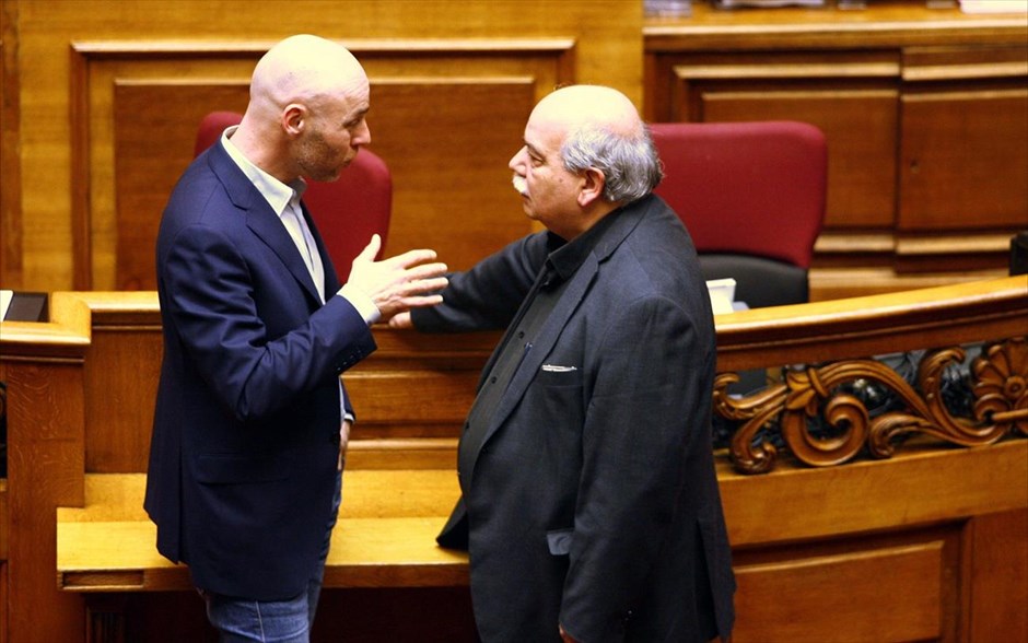 Βουλή - προγραμματικές δηλώσεις . Ο βουλευτής του Ποταμιού Γιώργος&nbsp;Αμυράς συνομιλεί με τον υπουργό&nbsp;Εσωτερικών Νίκο&nbsp;Βούτση.