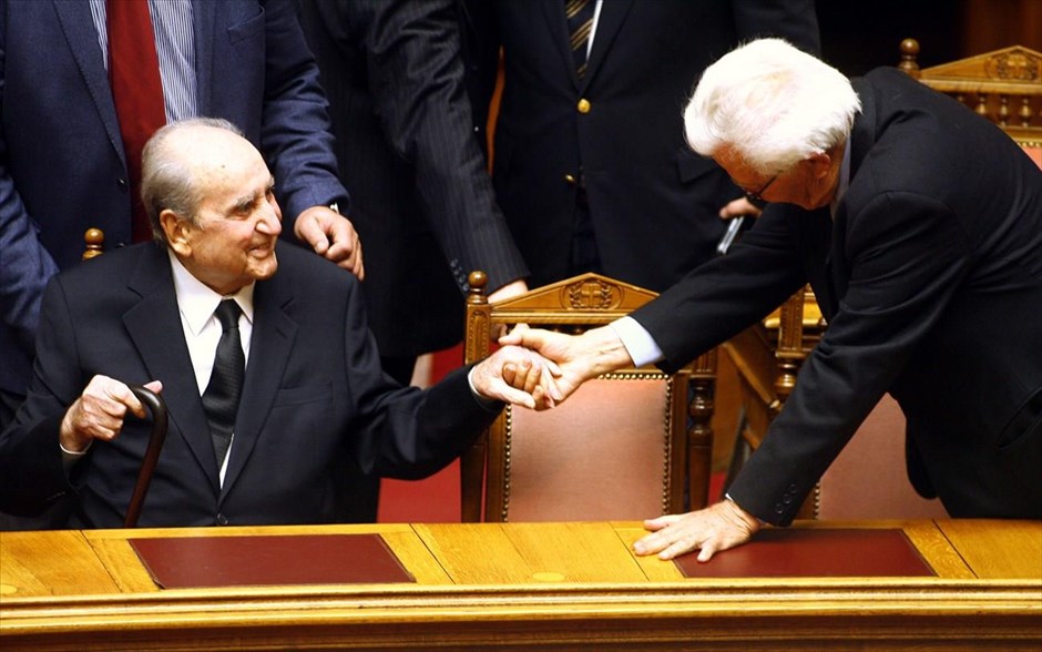 Στη Βουλή ο Κων. Μητσοτάκης για να ακούσει τον Αλ. Τσίπρα. «Ήρθα για να ακούσω τον Πρωθυπουργό», δήλωσε ο πρώην πρωθυπουργός Κωνσταντίνος Μητσοτάκης, εξηγώντας στους κοινοβουλευτικούς συντάκτες την αιφνίδια παρουσία του στη Βουλή.