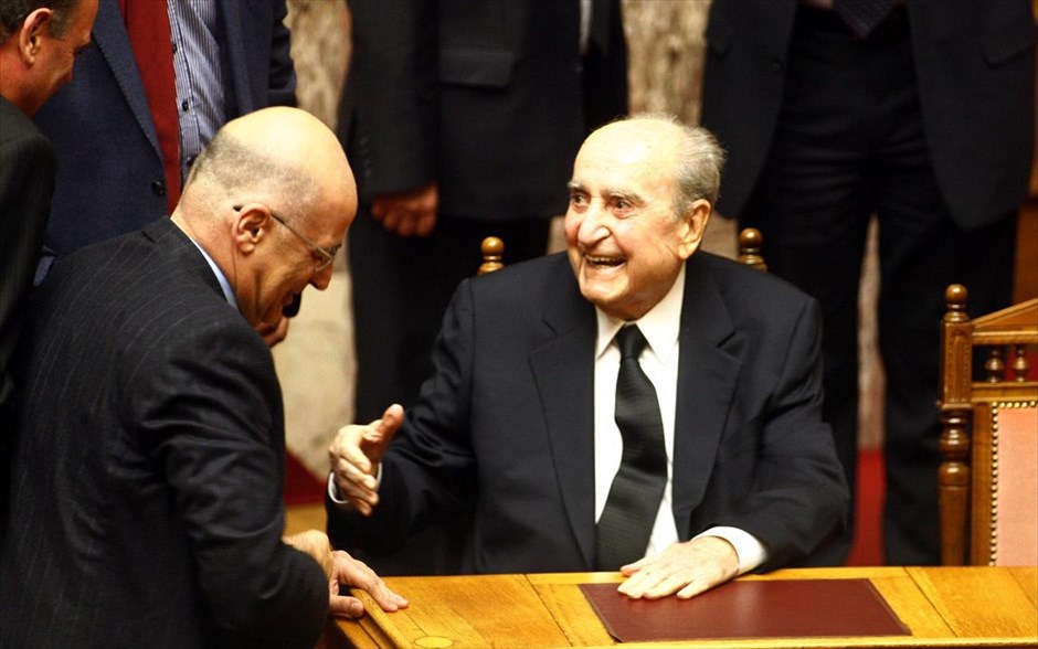 Kων. Μητσοτάκης: «Ήρθα για να ακούσω τον Πρωθυπουργό». «Ήρθα για να ακούσω τον Πρωθυπουργό». Με αυτή την φράση ο Κωνσταντίνος Μητσοτάκης εξήγησε στους κοινοβουλευτικούς συντάκτες την αιφνίδια παρουσία του στη Βουλή. Ο Κ. Μητσοτάκης εισήλθε στο γραφείο που διατηρεί στο ισόγειο του Βουλευτηρίου. Ο πρ. Πρωθυπουργός θα παρακολουθήσει την ομιλία Τσίπρα από τα έδρανα των κρατικών λειτουργών μέσα στην αίθουσα της Ολομέλειας. Η παρουσία του επίτιμου Προέδρου της ΝΔ είναι δείγμα του μεγάλου ενδιαφέροντος που συγκεντρώνει η ομιλία του Πρωθυπουργού Αλέξη Τσίπρα.
