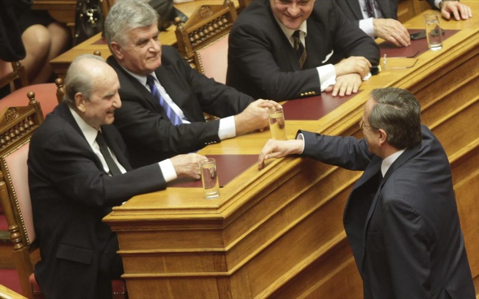 Βουλή - προγραμματικές δηλώσεις . Ο Αντώνης Σαμαράς χαιρετά τον επίτιμο πρόεδρο της Ν.Δ. Κωνσταντίνο Μητσοτάκη.