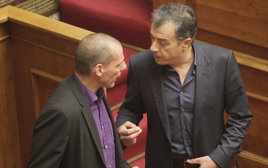 Βουλή - προγραμματικές δηλώσεις . Ο Γιάνης Βαρουφάκης συνομιλεί με τον Σταύρο Θεοδωράκη.