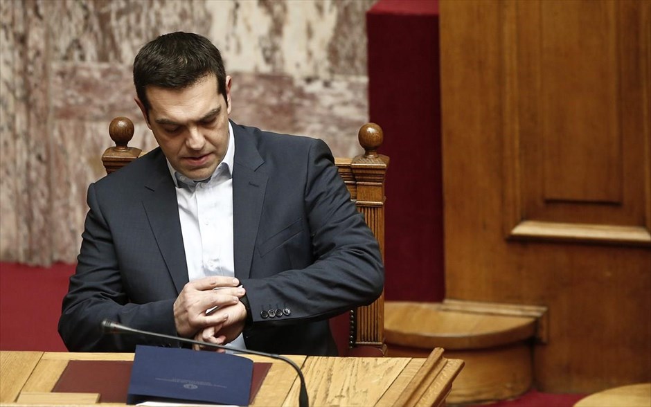 Βουλή - προγραμματικές δηλώσεις - Τσίπρας. Ο Πρωθυπουργός κοιτά το ρολόι του, λίγο πριν ανέβει στο βήμα.