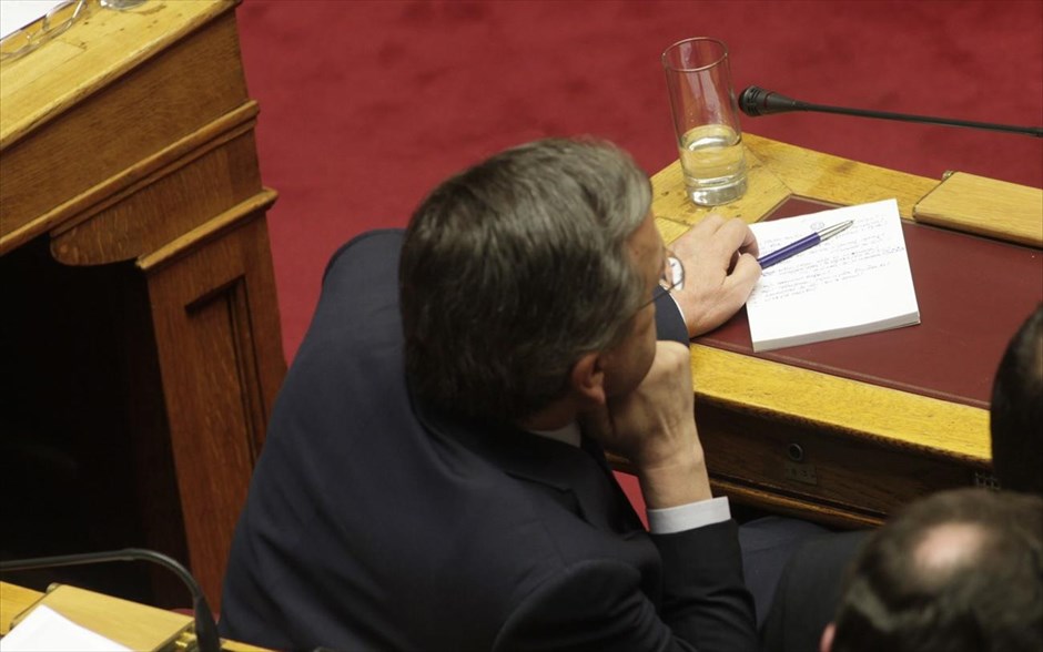 Βουλή - προγραμματικές δηλώσεις . Ο Αντώνης Σαμαράς παρακολουθεί την ομιλία του Πρωθυπουργού.