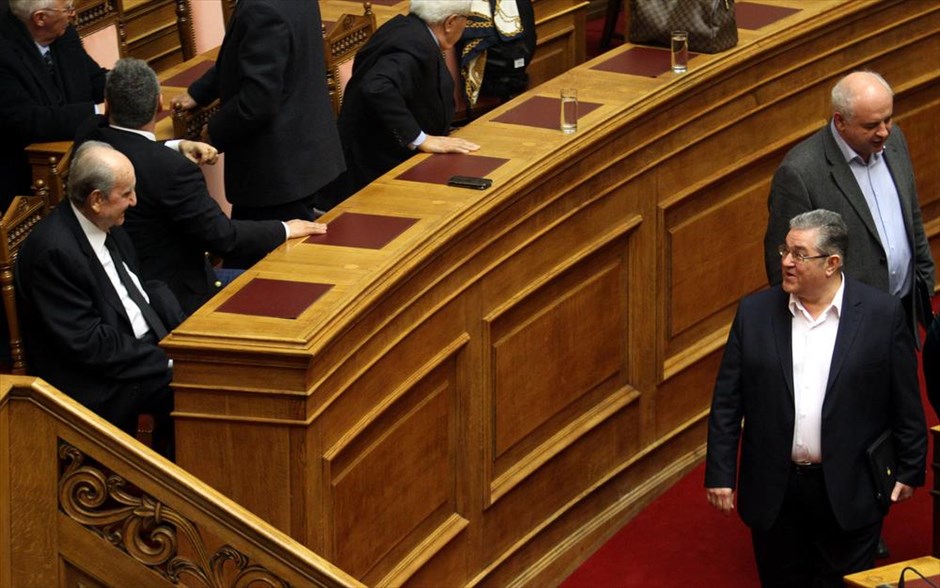 Βουλή - προγραμματικές δηλώσεις . Ο πρώην πρωθυπουργός Κωνσταντίνος Μητσοτάκης συνομιλεί με τον γ.γ. της ΚΕ του ΚΚΕ Δημήτρη Κουτσούμπα.