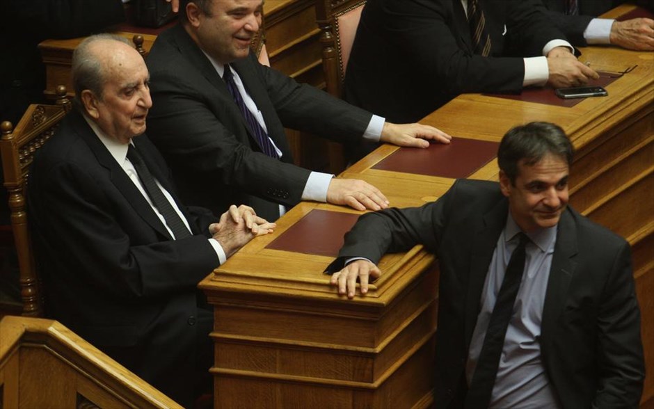 Βουλή - προγραμματικές δηλώσεις . Ο πρώην πρωθυπουργός Κωνσταντίνος Μητσοτάκης συνομιλεί με τον γιό του, βουλευτή της Νέας Δημοκρατίας Κυριάκο Μητσοτάκη.