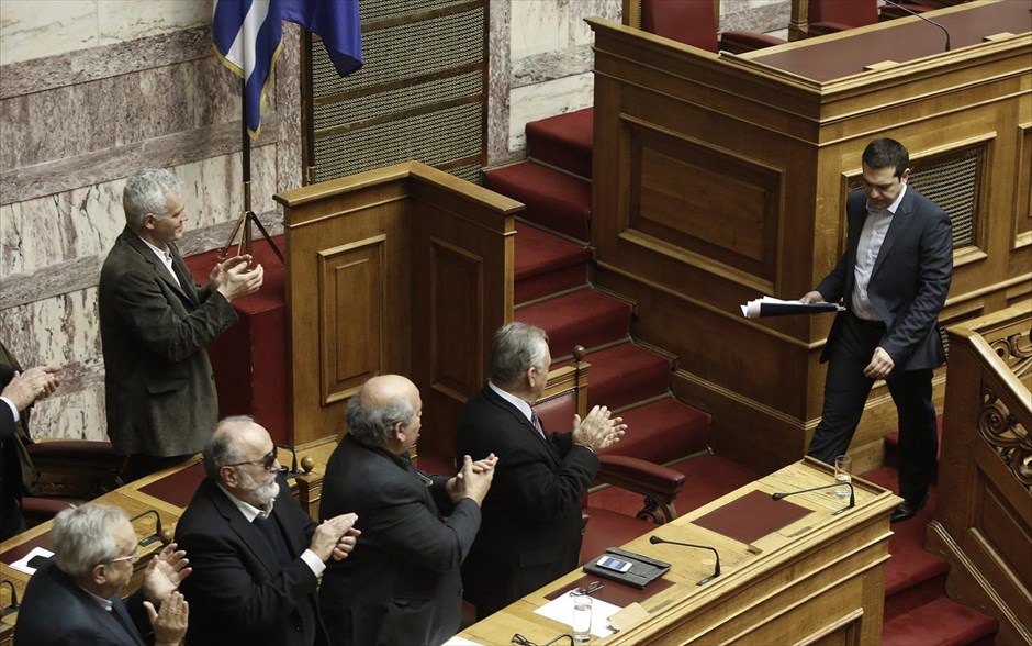 Βουλή - προγραμματικές δηλώσεις - Τσίπρας. Ο πρωθυπουργός Αλέξης Τσίπρας κατεβαίνει από το βήμα μετά το τέλος της ομιλίας του.