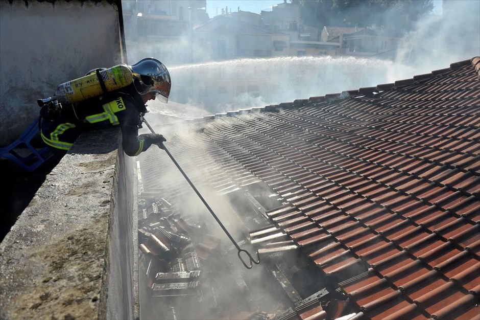 Πυρκαγιά σε δημοτικό σχολείο στα Ιωάννινα. Πυροσβέστες επιχειρούν για την κατάσβεση της πυρκαγιάς στο 4ο Δημοτικό Σχολείο Ιωαννίνων στη συνοικία Λακκώματα στο κέντρο της πόλης. Από τη φωτιά κατέρρευσε η στέγη του σχολείου, ενώ σοβαρές ζημιές υπέστησαν οι αίθουσες του πρώτου ορόφου.&nbsp;Οι μαθητές απομακρύνθηκαν έγκαιρα με τη βοήθεια των δασκάλων.