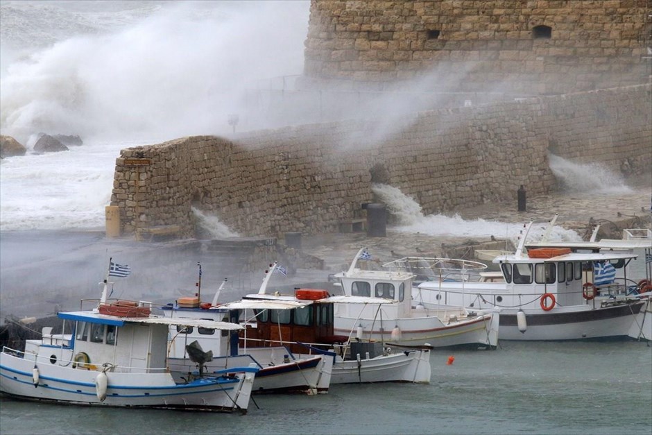 Τεράστια κύματα χτυπούν το φρούριο του Κούλε. Τεράστια κύματα χτυπούν το φρούριο του Κούλε στο Ηράκλειο Κρήτης . Χαμηλές θερμοκρασίες, θυελλώδεις άνεμοι, καταιγίδες και χιονοπτώσεις πλήττουν την Κρήτη με την κακοκαιρία να επελαύνει και σε ολόκληρη τη χώρα.