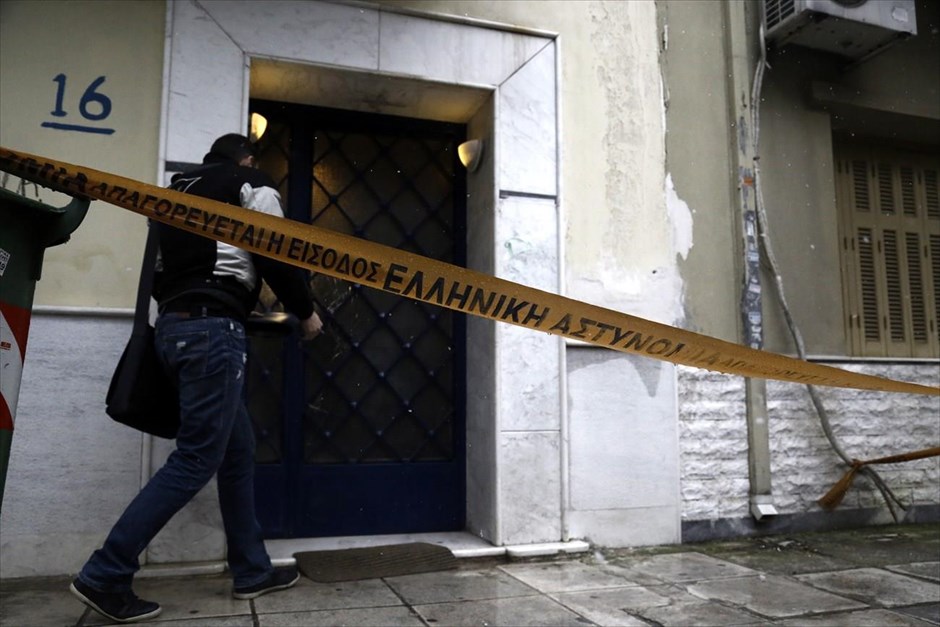 Διπλή δολοφονία στον Κορυδαλλό. Αστυνομικοί ερευνούν πολυκατοικία στην οδό Κρέσνας 16, στον Κορυδαλλό, στο κλιμακοστάσιο της οποίας βρέθηκαν νεκροί ένας 55χρονος και η 57χρονη σύντροφός του, μετά από πυροβολισμούς. Η Αστυνομία, που ειδοποιήθηκε από περίοικους, εξετάζει αν ο δράστης της διπλής δολοφονίας είναι συγγενής του ενός εκ των δύο θυμάτων.