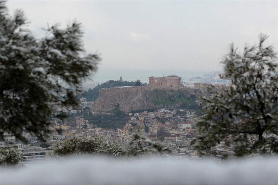 Χιόνι στο κέντρο της Αθήνας. Λευκό σκηνικό στο κέντρο της Αθήνας. Στη φωτογραφία, ο λόφος της Ακρόπολης.&nbsp;