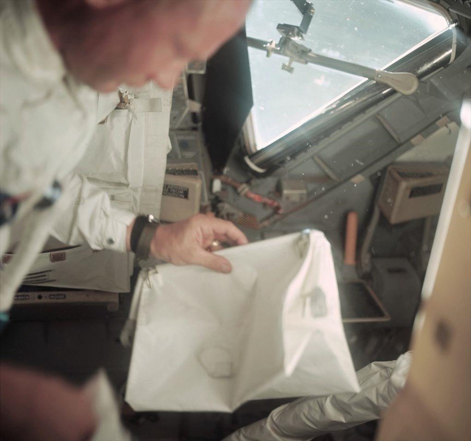 Apollo 11 - Ενθύμια από το φεγγάρι βρέθηκαν στην ντουλάπα του Νιλ Άρμστρονγκ. Ο Μπάζ Όλτριν κρατά την τσάντα αποθήκευσης (Temporary Stowage Bag - TSB), στο Apollo 11, καθ 