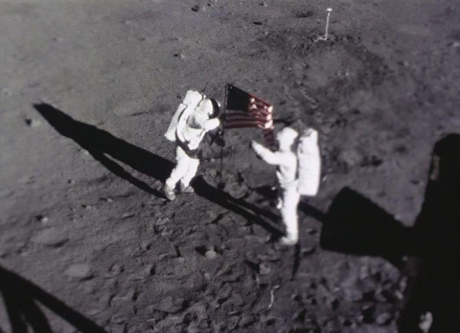 Apollo 11 - Ενθύμια από το φεγγάρι βρέθηκαν στην ντουλάπα του Νιλ Άρμστρονγκ. Ο Άρμστρονγκ και ο Όλτριν τοποθετούν την αμερικανική σημαία στη Σελήνη.