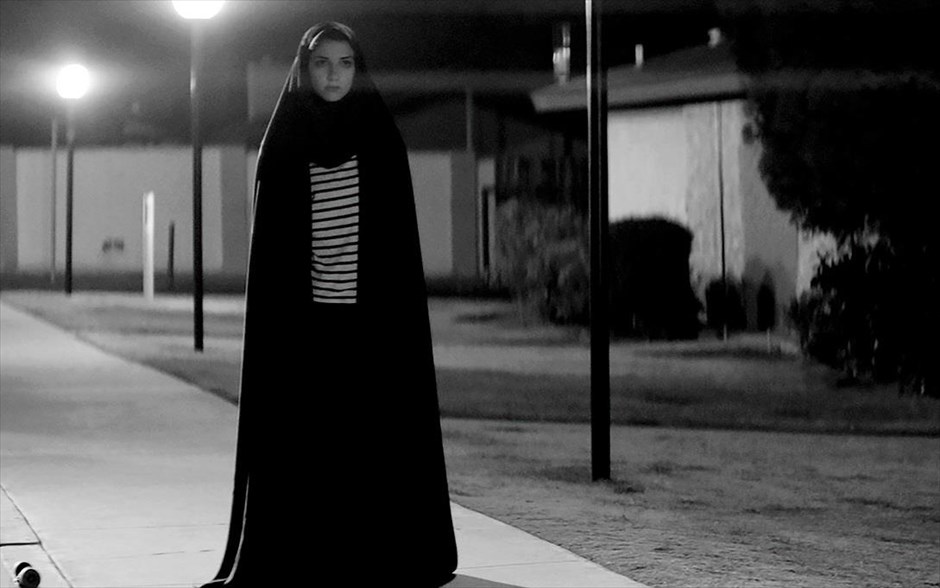 «Ένα κορίτσι γυρίζει σπίτι μόνο του τη νύχτα». «Ένα κορίτσι γυρίζει σπίτι μόνο του τη νύχτα»: Σε μια πόλη - φάντασμα, που φιλοξενεί πόρνες, τοξικομανείς, μαστροπούς, περίεργα πλάσματα της νύχτας και άλλες πρόστυχες ψυχές, διαδραματίζεται το πρώτο ιρανικό γουέστερν με βρικόλακες, σκηνοθετημένο από την Άνα Λίλι Αμιρπούρ, η οποία μεταφέρει στη μεγάλη οθόνη ένα δικό της κόμικ, δημιουργώντας ένα ασπρόμαυρο ατμοσφαιρικό θρίλερ.