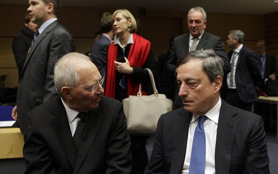 Σόιμπλε - Ντράγκι - Eurogroup. Ο Γερμανός υπουργός Οικονομικών, Βόλφγκανγκ Σόιμπλε με τον επικεφαλής της ΕΚΤ Μάριο Ντράγκι.