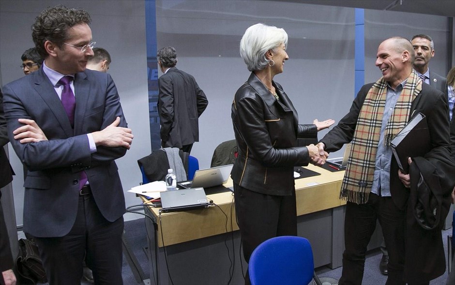 Ντέισελμπλουμ - Λαγκάρντ - Βαρουφάκης - Eurogroup. Ο Ολλανδός επικεφαλής του Eurogroup Γερούν Ντέισελμπλουμ παρακολουθεί τον Έλληνα Υπουργό Οικονομίας, Γιάνη Βαρουφάκη να συνομιλεί με την επικεφαλής του ΔΝΤ, Κριστίν Λαγκάρντ.