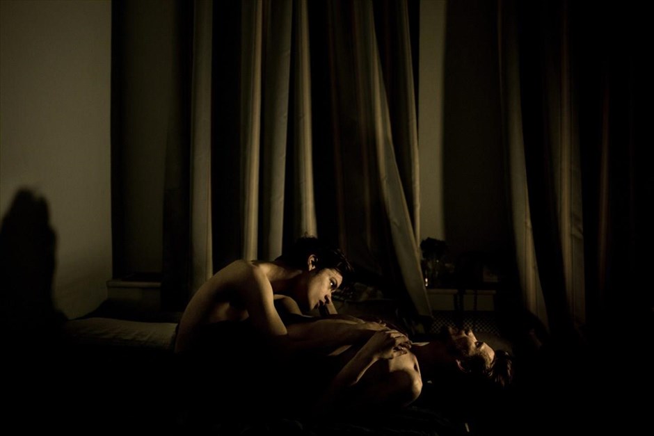 World Press Photo 2015. Στον Δανό φωτογράφο της εφημερίδας «Politiken», Mads Nissen, που εκπροσωπείται από το πρακτορείο «Panos Pictures», απονεμήθηκε το Παγκόσμιο βραβείο Press Photo 2014. Στη φωτογραφία του απεικονίζεται ένα ζευγάρι ομοφυλοφίλων, ο Τζον και ο Άλεξ, σε μια προσωπική τους στιγμή, στην Αγία Πετρούπολη, στη Ρωσία.