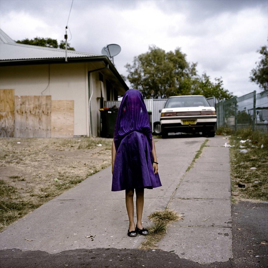 World Press Photo 2015. Η Αυστραλή φωτογράφος Raphaela Rosella, που εκπροσωπείται από το πρακτορείο «Oculi» κέρδισε το πρώτο βραβείο στην κατηγορία «Portraits Singles». Στην φωτογραφία απεικονίζεται η Λορίντα, ένα μικρό κορίτσι που περιμένει το λεωφορείο για να πάει στο σχολείο της, στη Νέα Νότια Ουαλία της Αυστραλίας.