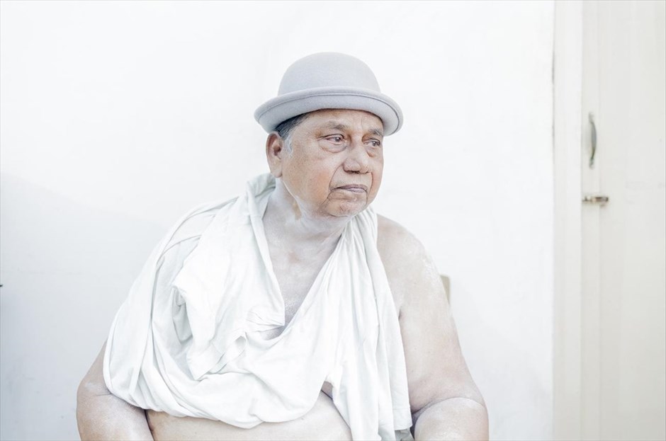 World Press Photo 2015. O Sarker Protick από το Μπαγκλαντές κέρδισε το δεύτερο βραβείο στην κατηγορία «Daily Life, Stories» με μια σειρά φωτογραφιών στην οποία περιλαμβάνεται η παραπάνω φωτογραφία, που έχει ημερομηνία 19 Μαΐου 2014 και απεικονίζει τον Τζον να φορά το καπέλο του εγγονού του.
