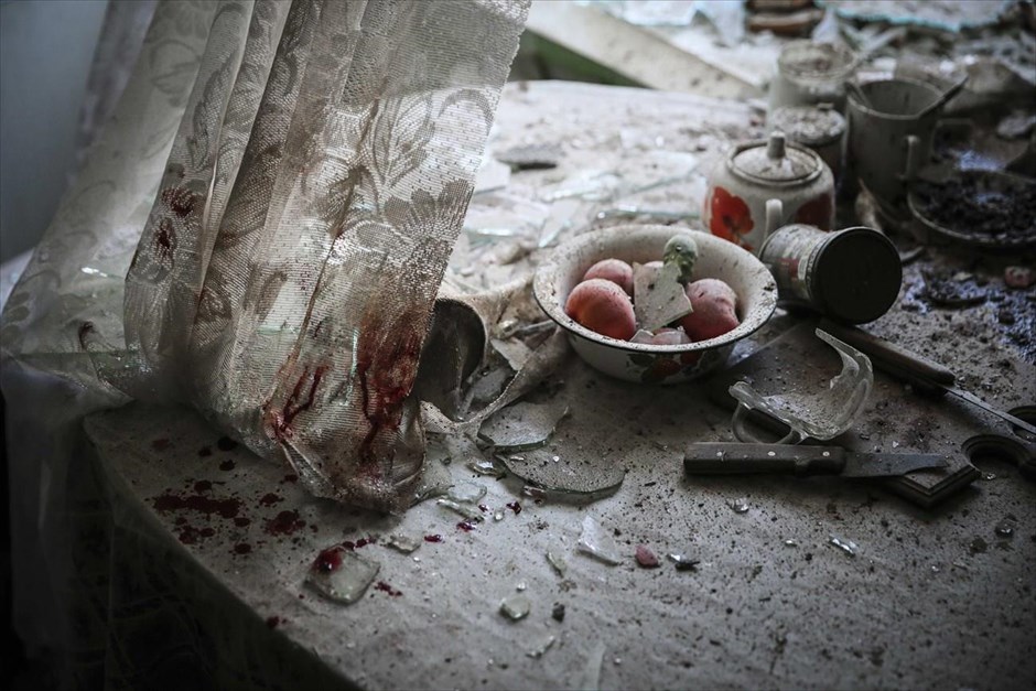 World Press Photo 2015. Ο Ρώσος Sergei Ilnitsky, που εκπροσωπείται από το «European Pressphoto Agency» κέρδισε το πρώτο βραβείο στην κατηγορία «General News, Singles» με την εν λόγω φωτογραφία, η οποία έχει ημερομηνία 26 Αυγούστου 2014 και απεικονίζει κατεστραμμένα αντικείμενα σε μια κουζίνα σπιτιού, στο κέντρο του Ντονέτσκ.