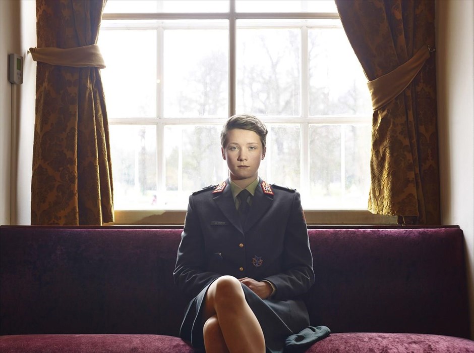 World Press Photo 2015. Ο Ιταλός Paolo Verzone που εκπροσωπείται από το «Agence VU» τιμήθηκε με το τρίτο βραβείο στην κατηγορία «Portraits, Stories» για τη σειρά πορτραίτων στην οποία περιλαμβάνεται το παραπάνω, που έχει ημερομηνία 18 Δεκεμβρίου 2013 και απεικονίζει μια δόκιμη της Βασιλικής Στρατιωτικής Ακαδημίας στην πόλη Μπρέντα της Ολλανδίας.