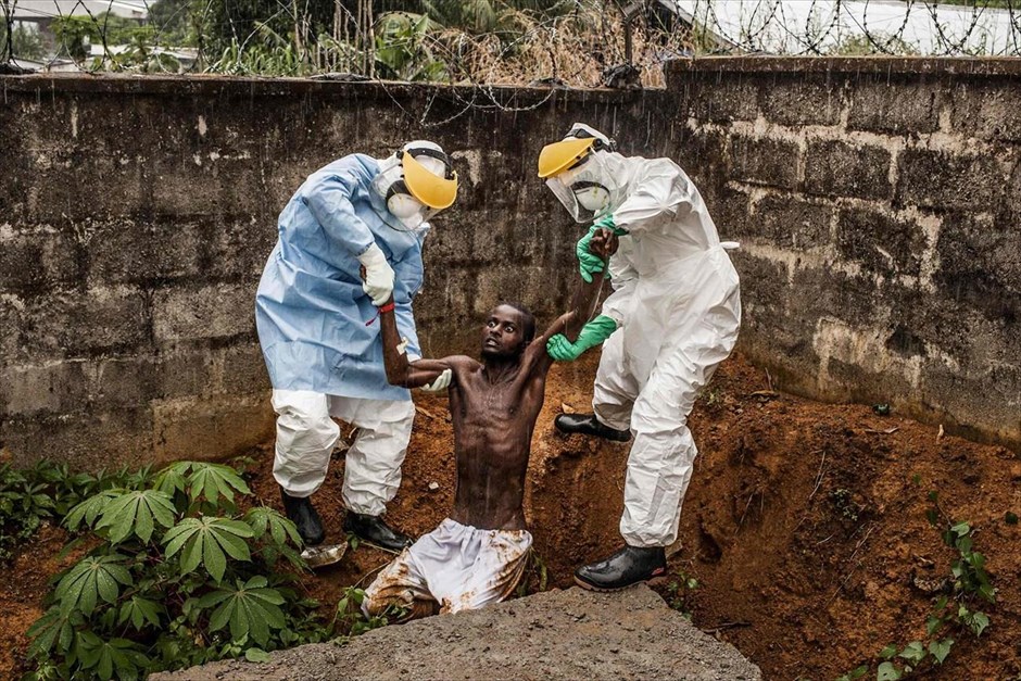 World Press Photo 2015. Ο Αμερικανός φωτογράφος Pete Muller του «Prime», σε αποστολή του για το «National Geographic/The Washington Post» τράβηξε μια σειρά φωτογραφιών, η οποία βραβεύτηκε με το πρώτο βραβείο στην κατηγορία «General News, Stories». Στη συγκεκριμένη φωτογραφία, που έχει ημερομηνία 23 Νοεμβρίου 2014, απεικονίζονται δύο νοσοκόμοι οι οποίοι συνοδεύουν έναν ασθενή με Έμπολα, που επιχείρησε να αποδράσει από την καραντίνα στην οποία βρισκόταν και βρίσκεται σε κατάσταση σοκ, πίσω στον θάλαμό του.
