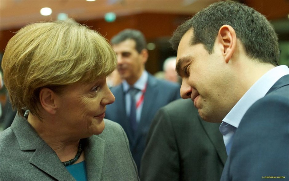 Η πρώτη συνάντηση Τσίπρα - Μέρκελ. Σύντομο διάλογο στη διάρκεια του καθιερωμένου «γύρου του τραπεζιού», πριν την έναρξη των εργασιών της Συνόδου Κορυφής της Ε.Ε. είχε ο πρωθυπουργός Αλέξης Τσίπρας και η καγκελάριος της Γερμανίας Άγκελα Μέρκελ.
«Συγχαρητήρια για την εκλογή σας, ελπίζω ότι θα έχουμε καλή συνεργασία, αν και υπάρχουν δυσκολίες» είπε χαμογελώντας η κ. Μέρκελ στον κ. Τσίπρα.
«Ευχαριστώ, το ελπίζω» απάντησε, επίσης με χαμόγελο, ο Έλληνας Πρωθυπουργός.
 