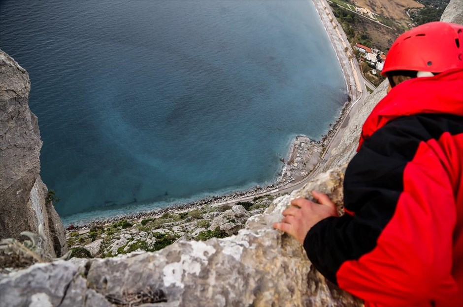 Βουτιά στο κενό από οδηγό στην Ψάθα Μεγάρων. Νεκρός ανασύρθηκε 50χρονος οδηγός αυτοκινήτου, μετά την πτώση του σε βράχια, από μεγάλο ύψος, στην περιοχή της Ψάθας Μεγάρων. Σύμφωνα με τα πρώτα στοιχεία πρόκειται για αυτοκτονία. Το αυτοκίνητο, που διακρίνεται κάτω αριστερά στη φωτογραφία, εντόπισαν ψαράδες.