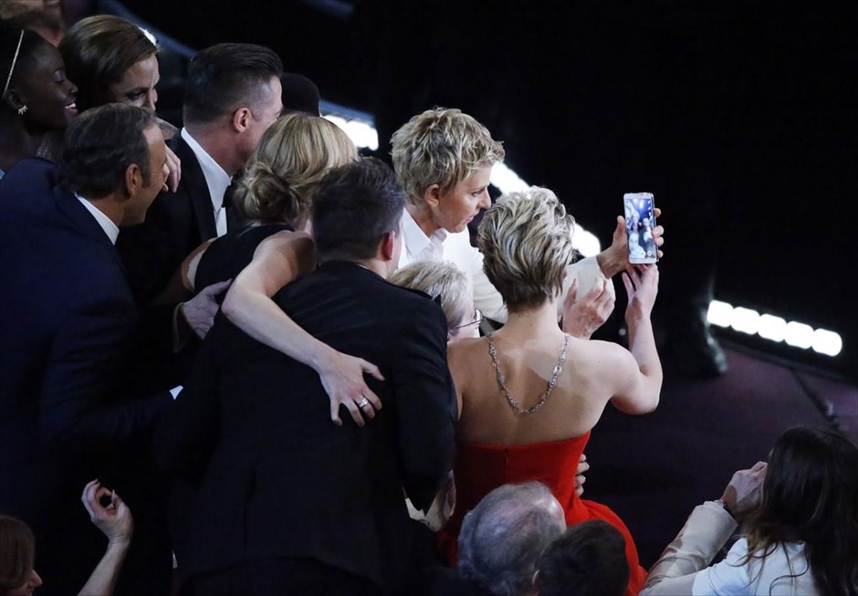 Η εποχή των «selfies». «Selfie» και στα Όσκαρ. Μια διαφορετική οπτική της, περιβόητης πια, φωτογραφίας που ανέβασε στο Twitter κατά τη διάρκεια της τελετής απονομής των κινηματογραφικών βραβείων, η οικοδέσποινα Έλεν Ντε Τζένερις και στην οποία διακρίνονταν η Μέριλ Στριπ, η Τζούλια Ρόμπερτς, ο Μπραντ Πιτ, η Αντζελίνα Τζολί, ο Κέβιν Σπέισι, η Λουπίτα &nbsp;Νιόνγκο η Τζάρεντ Λέτο, ο Τσάνινγκ Τέιτουμ, ο Μπράντλεϊ Κούπερ και η Τζένιφερ Λόρενς.