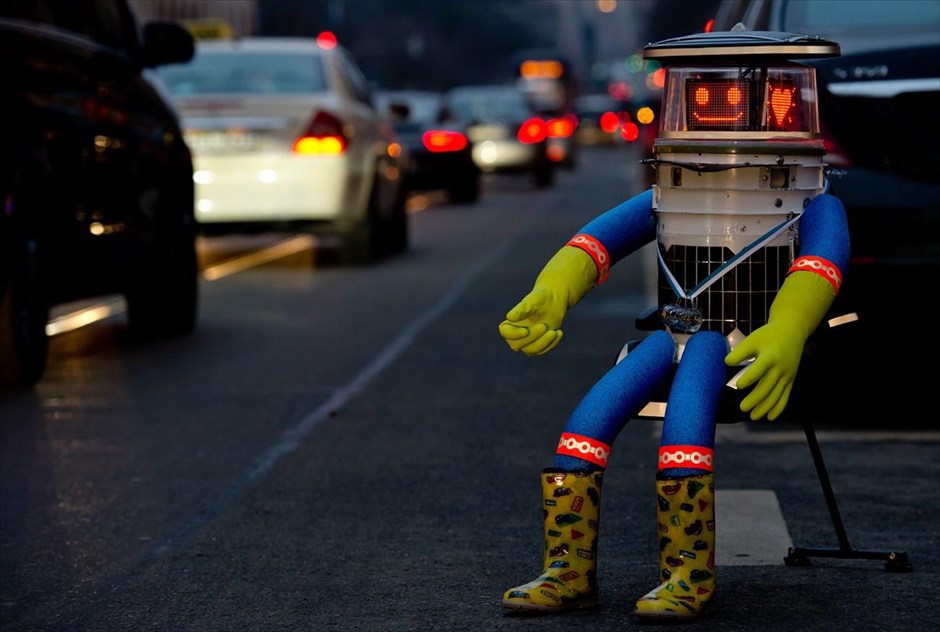 Το hitchBOT ξεκινά το ταξίδι του στη Γερμανία. Το ρομπότ hitchBOT κάθεται στην άκρη ενός δρόμου του Μονάχου χαμογελώντας στους περαστικούς. Στις 12 Φεβρουαρίου ξεκίνησε το 10ήμερο ταξίδι του στη Γερμανία, αφού πρώτα είχε καλύψει με&nbsp;ωτοστόπ&nbsp;6.000 χιλιόμετρα διασχίζοντας τον Καναδά το περασμένο καλοκαίρι.