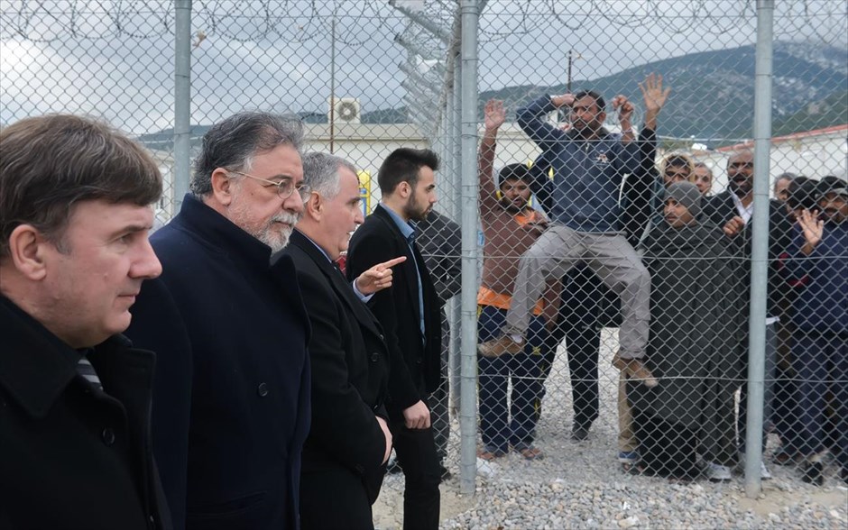 Διαμαρτυρία στο κέντρο κράτησης μεταναστών στην Αμυγδαλέζα. Μετανάστες διαμαρτύρονται στο κέντρο κράτησης στην Αμυγδαλέζα, στις Αχαρνές, για τη χθεσινή αυτοκτονία συγκρατούμενού τους. Το κέντρο κράτησης μεταναστών στην Αμυγδαλέζα επισκέφτηκε σήμερα ο αναπληρωτής υπουργός Δημοσίας Τάξης, Γιάννης Πανούσης, ο οποίος δήλωσε, μεταξύ άλλων, πως «τα κέντρα κράτησης τελειώνουν».