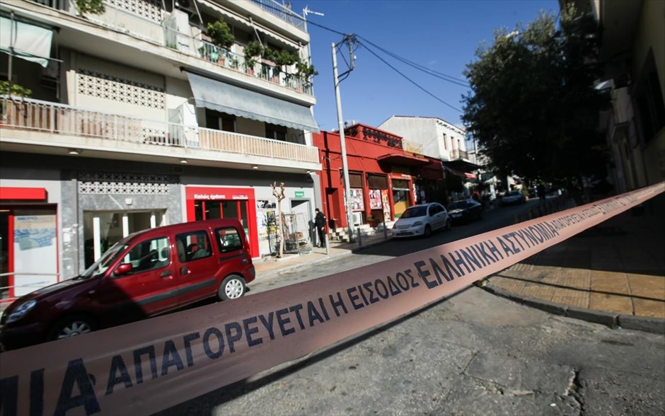 Πετράλωνα: Ανταλλαγή πυροβολισμών έπειτα από απόπειρα ληστείας . Eπιχείρηση της αστυνομίας στα Πετράλωνα για τη σύλληψη των δραστών απόπειρας ένοπλης ληστείας που έγινε νωρίτερα, σε σούπερ μάρκετ στην οδό Τρώων. Σύμφωνα με τα μέχρι στιγμής στοιχεία, τρεις ένοπλοι πήγαν στο σούπερ μάρκετ και οι δύο από αυτούς εισέβαλαν στο κατάστημα, ακινητοποιώντας τους υπαλλήλους για να αρπάξουν χρήματα. Κάποιος από τους υπαλλήλους ωστόσο, πάτησε το κουμπί του συναγερμού και αμέσως έφτασαν στο σημείο αστυνομικοί της ομάδας ΔΙΑΣ. Οι δύο από τους επίδοξους ληστές κατάφεραν να διαφύγουν, αλλά ο τρίτος εγκλωβίστηκε και συνελήφθη. Οι δύο από τους ενόπλους διέφυγαν πεζοί ενώ κατά την καταδίωξη σημειώθηκε ανταλλαγή πυροβολισμών.