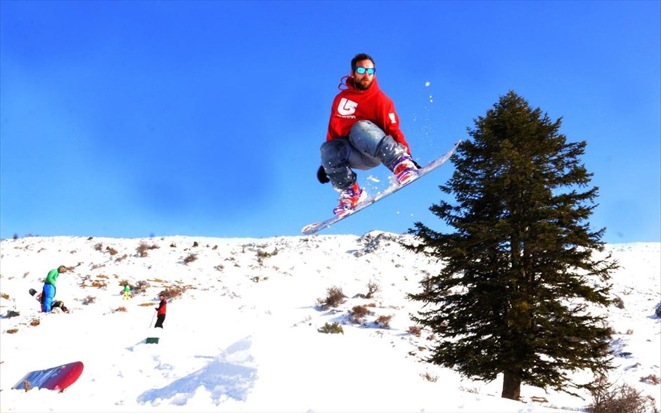 Snowboard στον Κίσσαβο. Snowboarders πραγματοποιούν άλματα στην αυτοσχέδια πίστα που έχουν φτιάξει. Η ηλιοφάνεια των τελευταίων ημερών οδήγησε τους snowboarders της Λάρισας στην κορυφή του Κισσάβου, στην τοποθεσία Κάναλος, όπου κατασκεύασαν πίστα και στη συνέχεια επιδόθηκαν στο αγαπημένο τους σπορ.