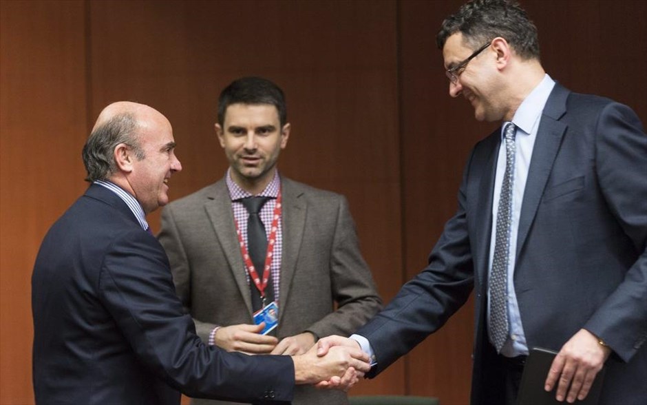 Λουίς ντε Γκίντος - Άντρις άφιξη Eurogroup. Οι ΥΠΟΙΚ Ισπανίας και Λετονίας.