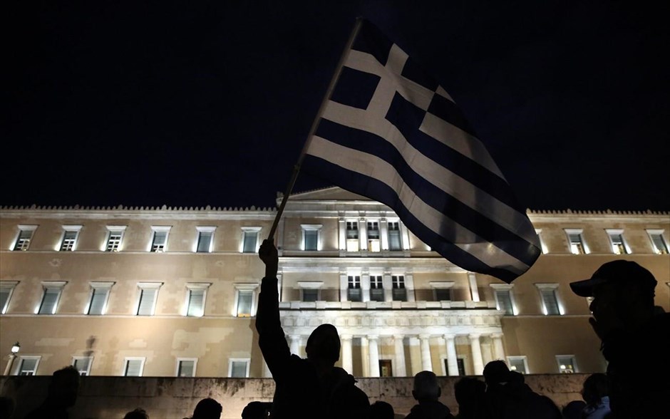 Νέες διαδηλώσεις για «ανάσα αξιοπρέπειας». Νέα παλλαϊκά συλλαλητήρια κατά της λιτότητας και στήριξης της ελληνικής της Κυβέρνησης στη διαπραγμάτευση για το χρέος είναι &nbsp;σε εξέλιξη σε Αθήνα, Θεσσαλονίκη και σε άλλες πόλεις της Ελλάδας, την ώρα που συνεδριάζει το &nbsp;Eurogroup &nbsp;στις Βρυξέλλες για το ελληνικό ζήτημα.
Το κάλεσμα έγινε μέσω των social media, ενώ αντίστοιχες κινητοποιήσεις με σύνθημα «ανάσα αξιοπρέπειας» διεξήχθησαν και χθες. Η συμμετοχή του κόσμου ήταν μεγάλη, ενώ η Κυβέρνηση χαιρέτισε τις κινητοποιήσεις λέγοντας πως οι πολίτες δίνουν ηχηρό μήνυμα ενάντια στη λιτότητα και αποφασιστική στήριξη στην ελληνική κυβέρνηση.