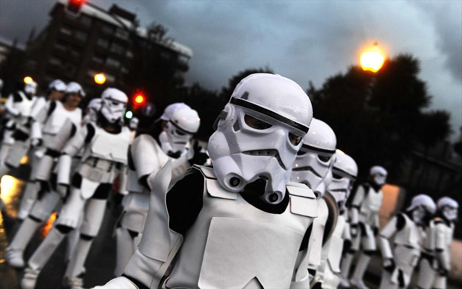 Οι Stormtroopers παρελαύνουν στη βόρεια Ισπανία. Κόσμος, μεταμφιεσμένος με στολές των Stormtroopers από τις ταινίες "Ο Πόλεμος των Άστρων", συμμετέχει σε παρέλαση για το Καρναβάλι της Γκιχόν, στη βόρεια Ισπανία.