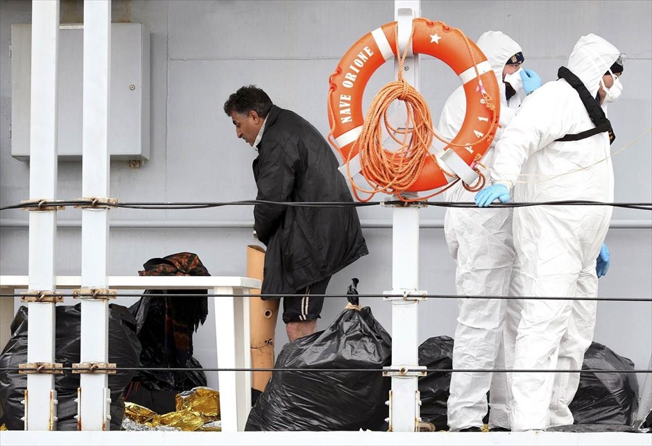 Ιταλία: Διάσωση 640 παράνομων μεταναστών . Μετανάστης προσπαθεί να φορέσει το προσθετικό του μέλος, πάνω στο κατάστρωμα του πλοίου του ιταλικού ναυτικού Ωρίων, καθώς αυτό φθάνει στο λιμάνι της Σικελίας. Περίπου 640 μετανάστες που διασώθηκαν από τις ιταλικές αρχές έφθασαν στο λιμάνι της Σικελίας. Τεράστια επιχείρηση της ιταλικής ακτοφυλακής πραγματοποιήθηκε για τη διάσωση περισσότερων από 600 μεταναστών που επέβαιναν σε δέκα σκάφη τα οποία ξεκίνησαν από τη Λιβύη και προορισμός τους ήταν η Λαμπεντούζα. Στην επιχείρηση συμμετείχαν σκάφη του λιμενικού και παραπλέοντα πλοία.