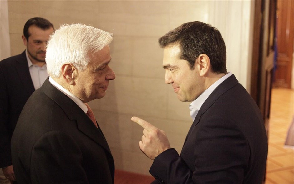 Ο Προκόπης Παυλόπουλος υποψήφιος ΠτΔ. Στιγμιότυπο από τη συνάντηση του υποψήφιου για την Προεδρία της Δημοκρατίας Προκόπη Παυλόπουλου, με τον πρωθυπουργό Αλέξη Τσίπρα. Για την ανάγκη να δοθεί ένας κοινός αγώνας προκειμένου να βγει η Ελλάδα από το τέλμα αλλά και να «αποκατασταθούν οι αξίες που έχουν χαθεί εδώ και καιρό από την Ευρώπη» έκανε λόγο βγαίνοντας από το Μέγαρο Μαξίμου. Ο κ. Πρ. Παυλόπουλος αναμένεται να εκλεγεί με 238 ψήφους αύριο το βράδυ .