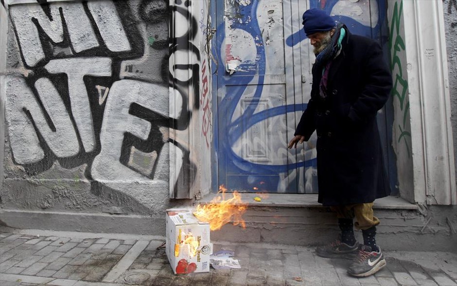 Έκτακτα μέτρα για την προστασία αστέγων από το ψύχος σε Αθήνα - Πειραιά. Άστεγος στην Αθήνα έχει βάλει φωτιά σε χαρτόκουτα για να ζεσταθεί. Σε ισχύ παραμένουν τα έκτακτα μέτρα του δήμου Αθηναίων για την προστασία των αστέγων από το ψύχος, ενώ ανοιχτό είναι και το κέντρο Αγάπης του δήμου Πειραιά. Σύμφωνα με έρευνα του 2012 οι άστεγοι στην Αθήνα ήταν περίπου 9000 και στην πλειοψηφία τους δεν ήταν άστεγοι πριν την οικονομική κρίση.